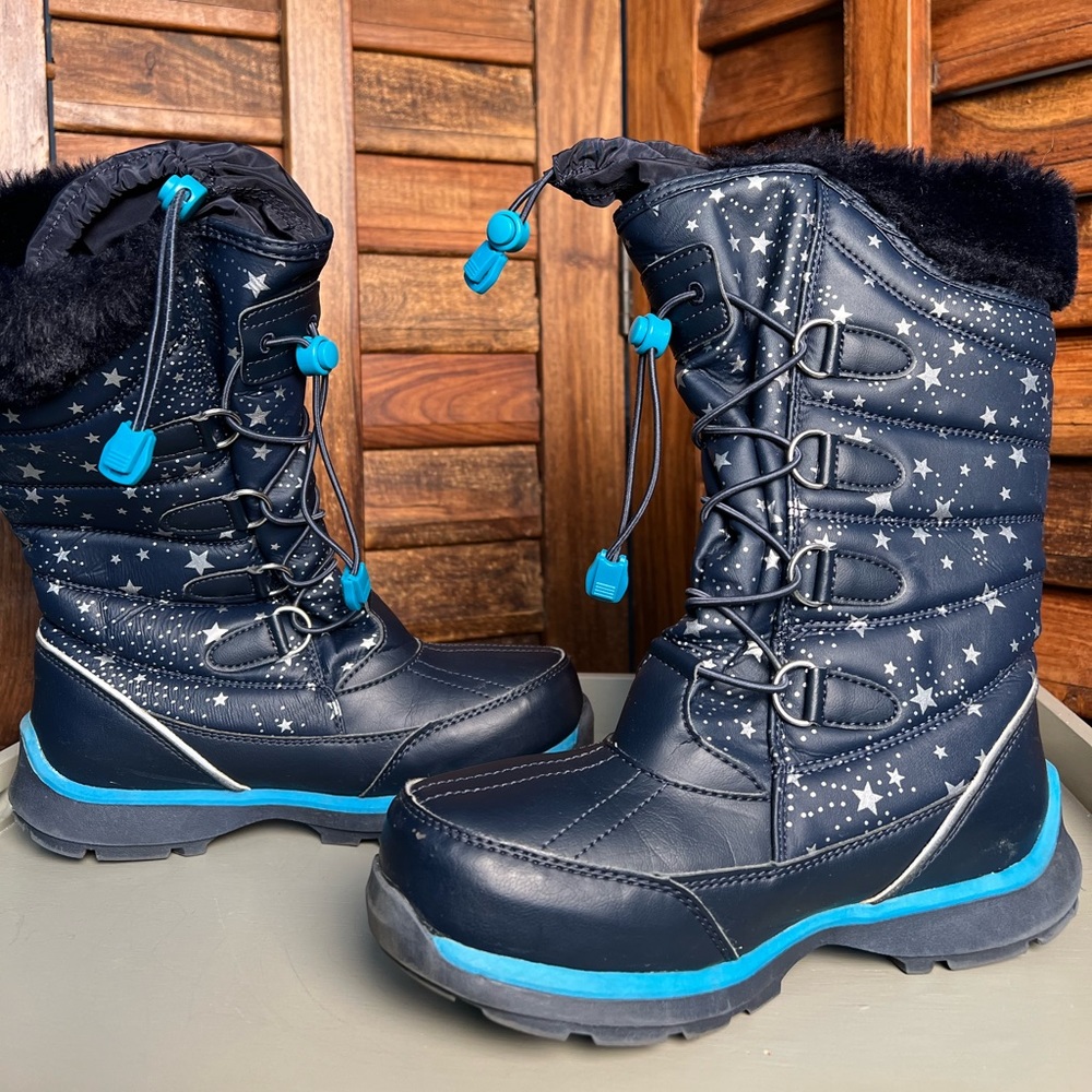 Lands End children’s cold weather boots. 💙 Navy with silver stars